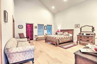 Rustic Johnson City Home w / Hot Tub 2 Miles to Town
