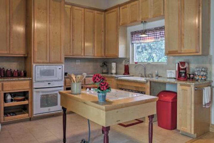 Rustic Johnson City Home W / Hot Tub 2 Miles To Town - thumb 1
