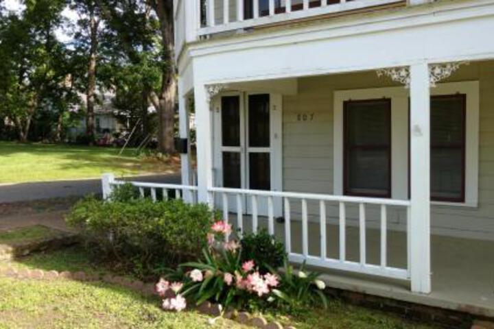 Historic Jefferson Cottage By City Park & Downtown - thumb 3