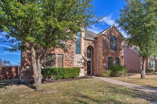 Upscale Pet Friendly Haven 2.5 Mi To Frisco! - thumb 3