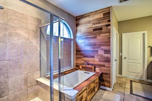 Upscale Pet Friendly Haven 2.5 Mi To Frisco! - thumb 1