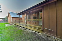 Peaceful Hill Country Retreat w / Front Porch