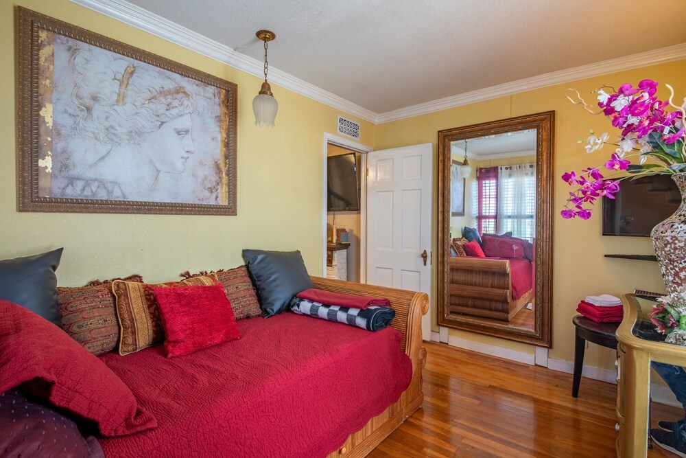 The Old Downtown Historic Grand Prairie House 4 Bedroom Home - thumb 5
