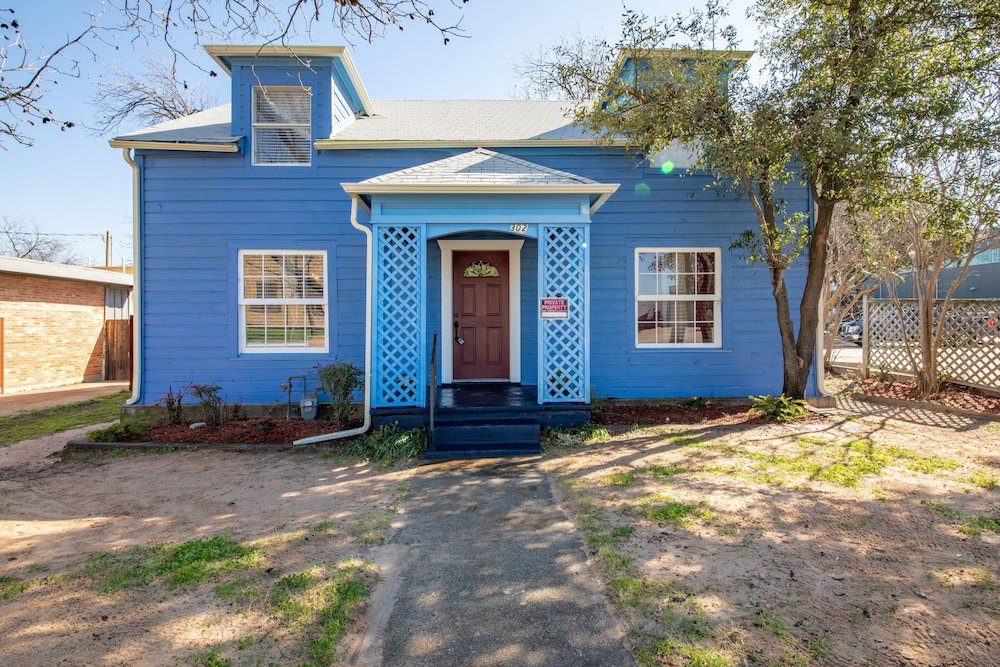 The Old Downtown Historic Grand Prairie House 4 Bedroom Home - thumb 0