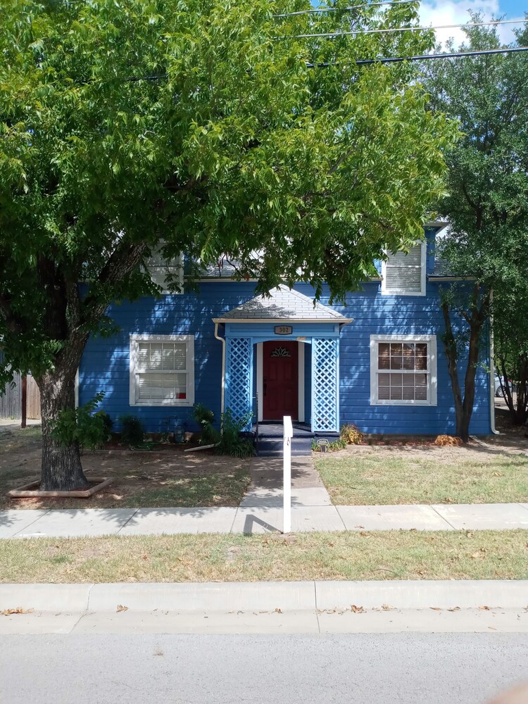 The Old Downtown Historic Grand Prairie House 4 Bedroom Home - thumb 2