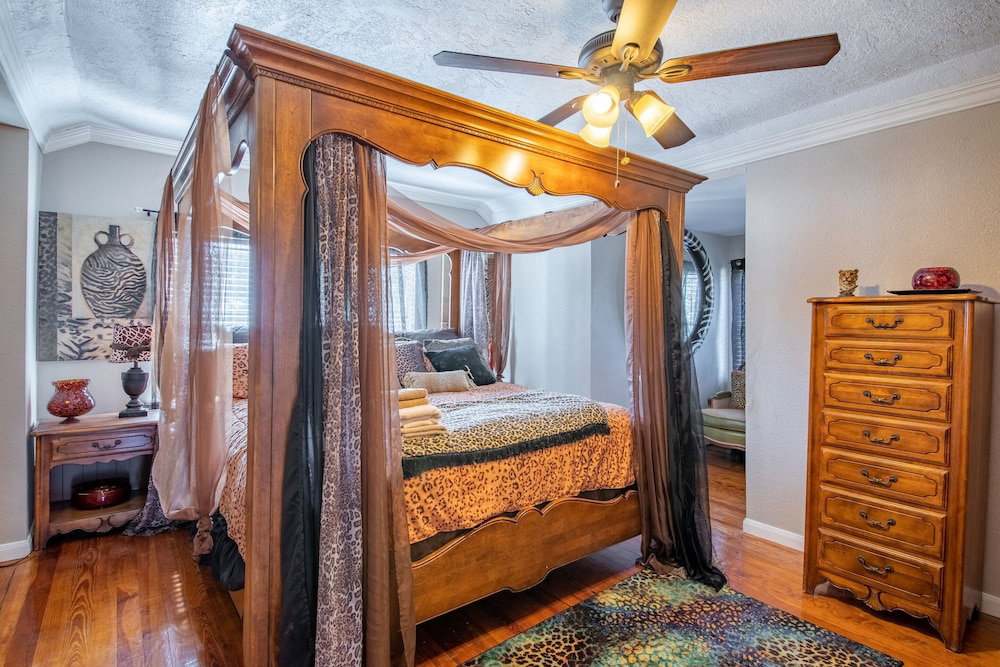 The Old Downtown Historic Grand Prairie House 4 Bedroom Home - thumb 4