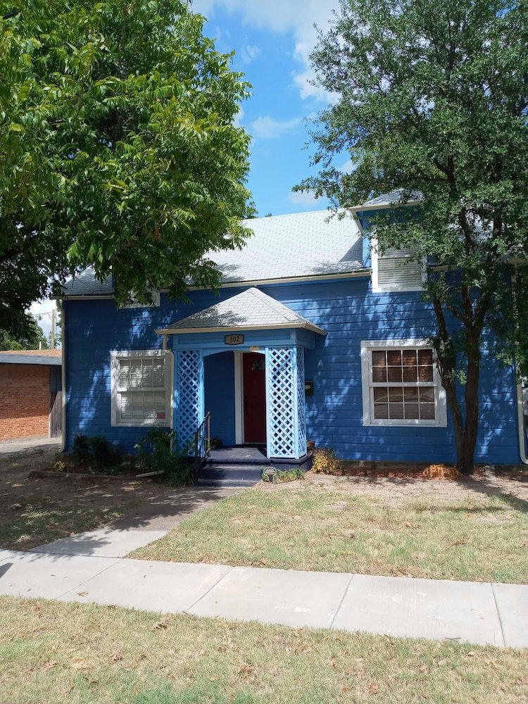The Old Downtown Historic Grand Prairie House 4 Bedroom Home - thumb 1