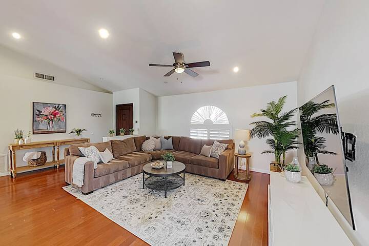 New Listing! Stylish Getaway W / Private Pool 3 Bedroom Home - thumb 6