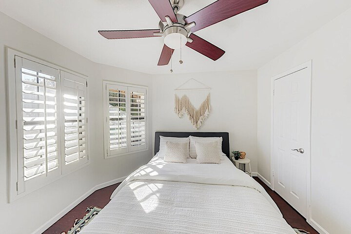 New Listing! Stylish Getaway W / Private Pool 3 Bedroom Home - thumb 5