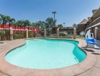 Super 8 By Wyndham Bakersfield South CA - thumb 3