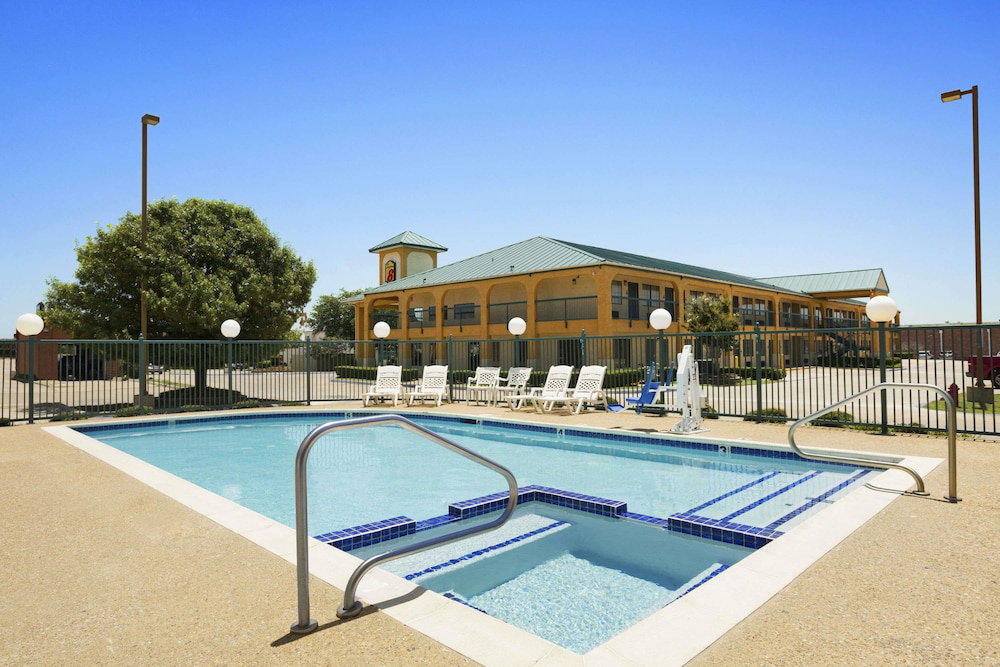 Super 8 By Wyndham Grand Prairie Southwest - thumb 1