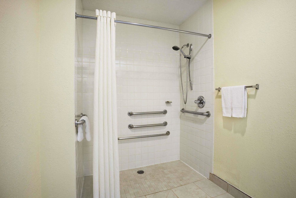 Super 8 By Wyndham Grand Prairie Southwest - thumb 4