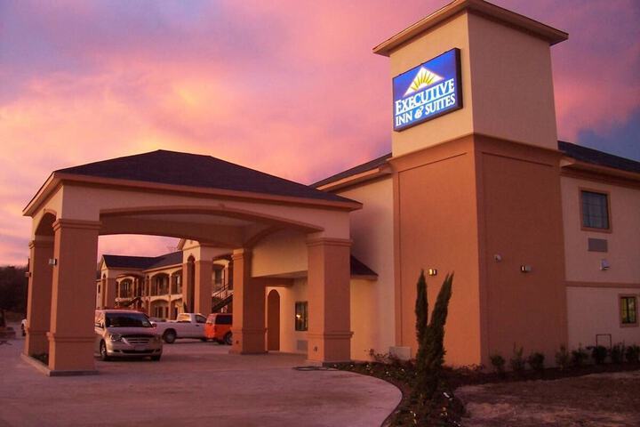 Executive Inn & Suites - thumb 3