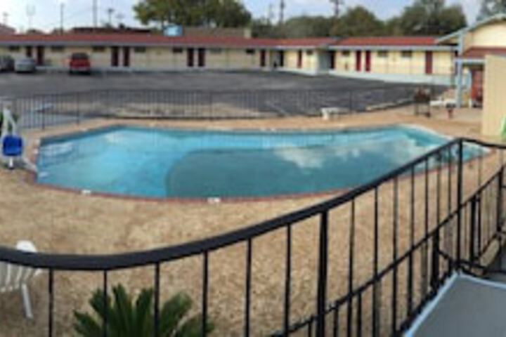 Hill Country Inn - thumb 0