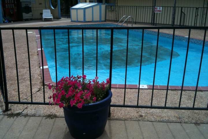 Hill Country Inn - thumb 2