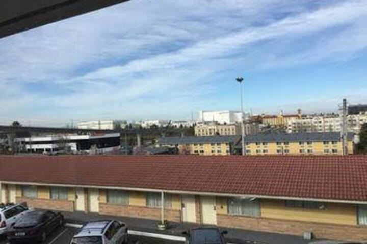 Sandstone Inn & Airport Parking - thumb 0