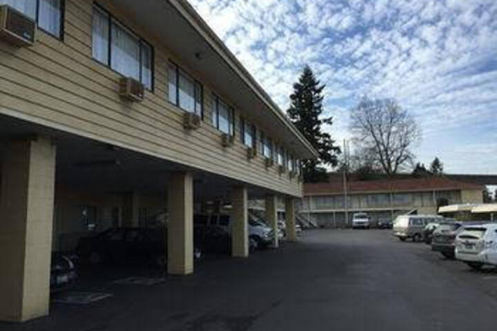 Sandstone Inn & Airport Parking - thumb 3