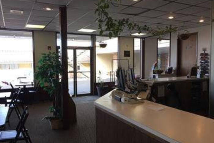 Sandstone Inn & Airport Parking - thumb 2