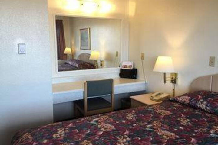 Sandstone Inn & Airport Parking - thumb 1