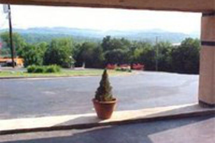 HOWARD JOHNSON NASHVILLE WEST - thumb 0