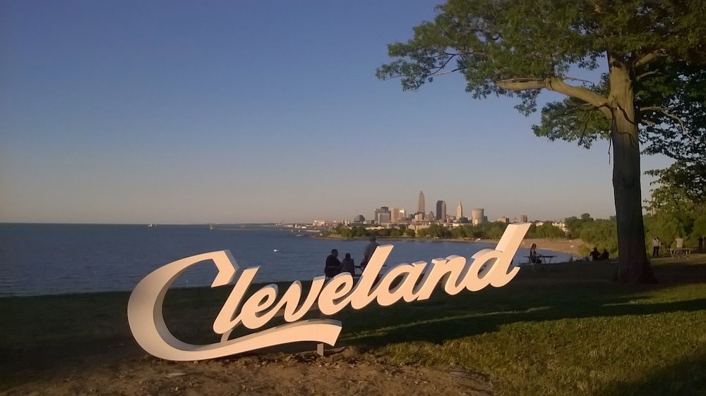 JARVIS West Blvd 6BD Villa By Edgewater Park Downtown - thumb 0