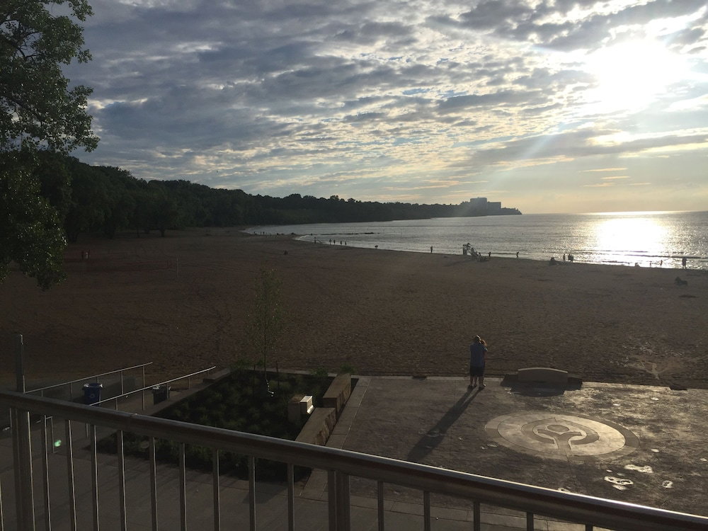 JARVIS West Blvd 6BD Villa By Edgewater Park Downtown - thumb 1