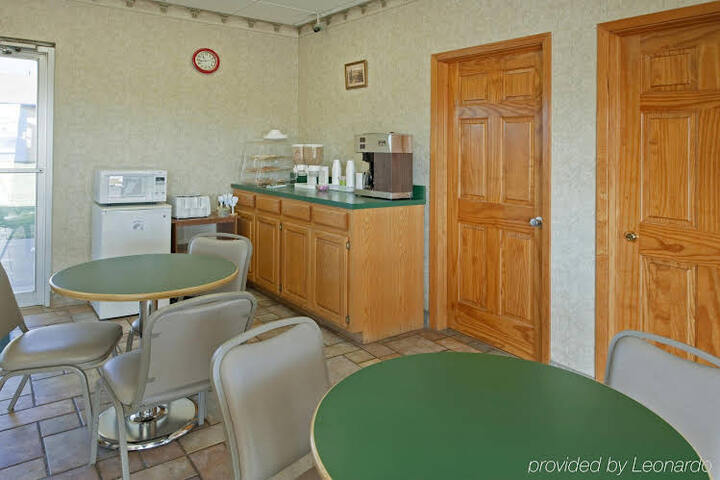 Budgetel Inn & Suites - thumb 2