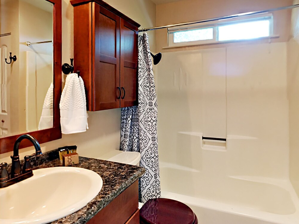 2572 Elwood Ave Home 2 Br Home By RedAwning - thumb 1