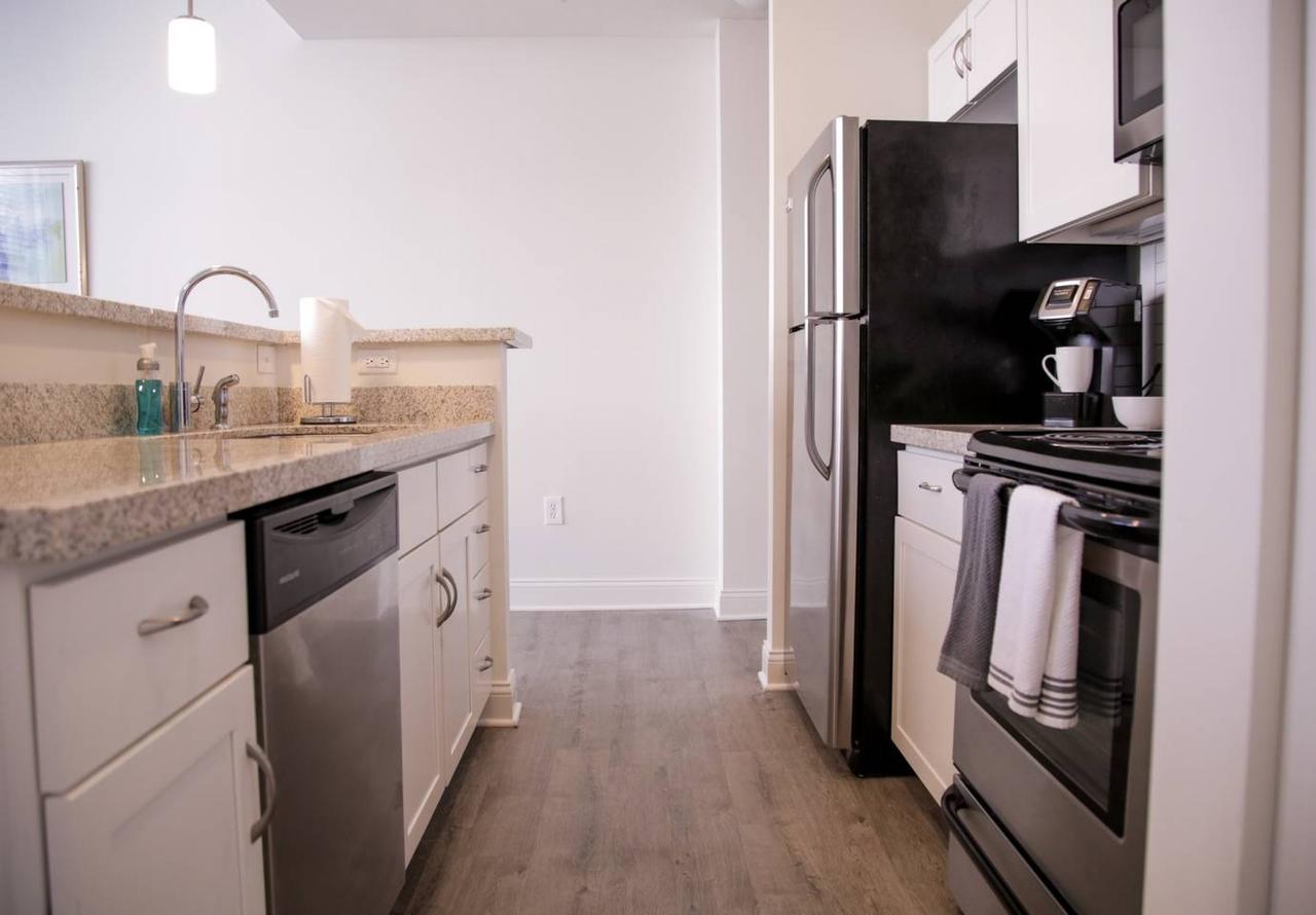 UNBEATABLE LOCATION! 2BR APT IN HEART OF THE CITY - thumb 3