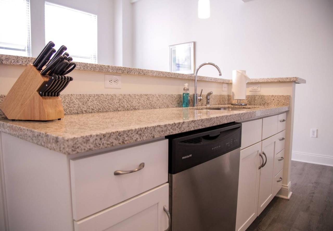 UNBEATABLE LOCATION! 2BR APT IN HEART OF THE CITY - thumb 7