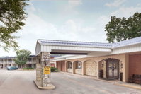 Booking Dubuque Hotels Find