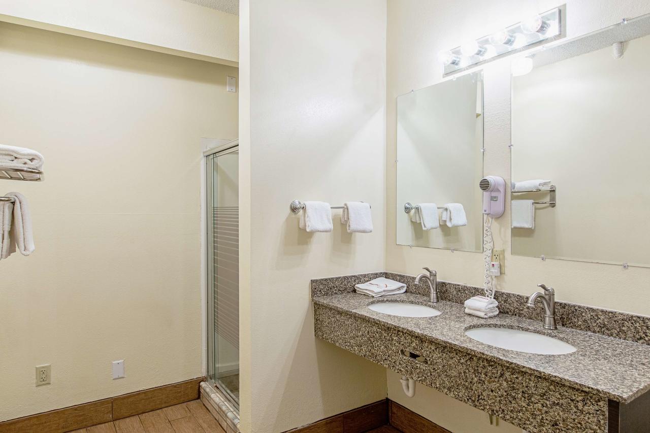 Red Roof Inn & Suites Omaha - Council Bluffs - thumb 8