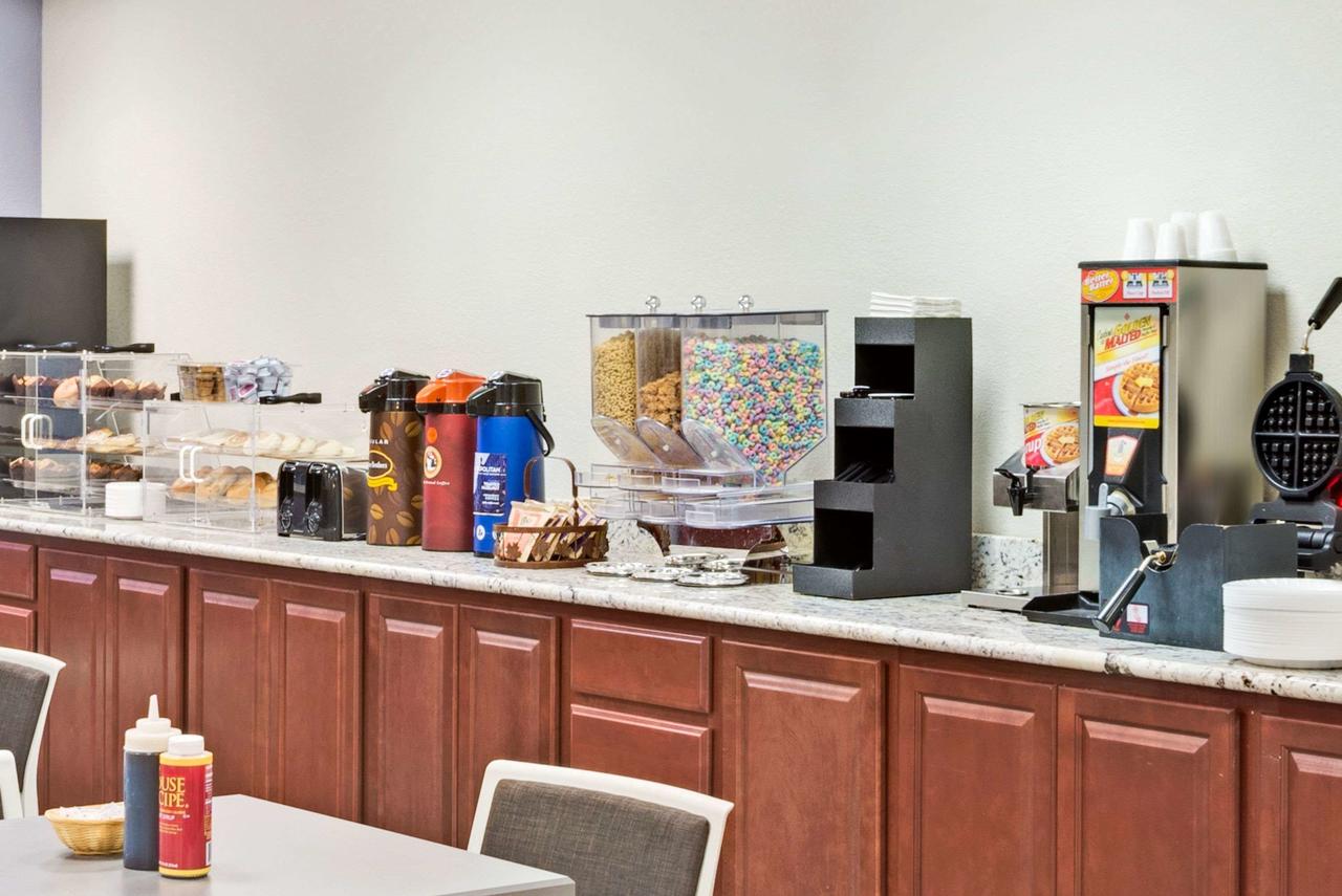 Microtel Inn & Suites Urbandale - thumb 44