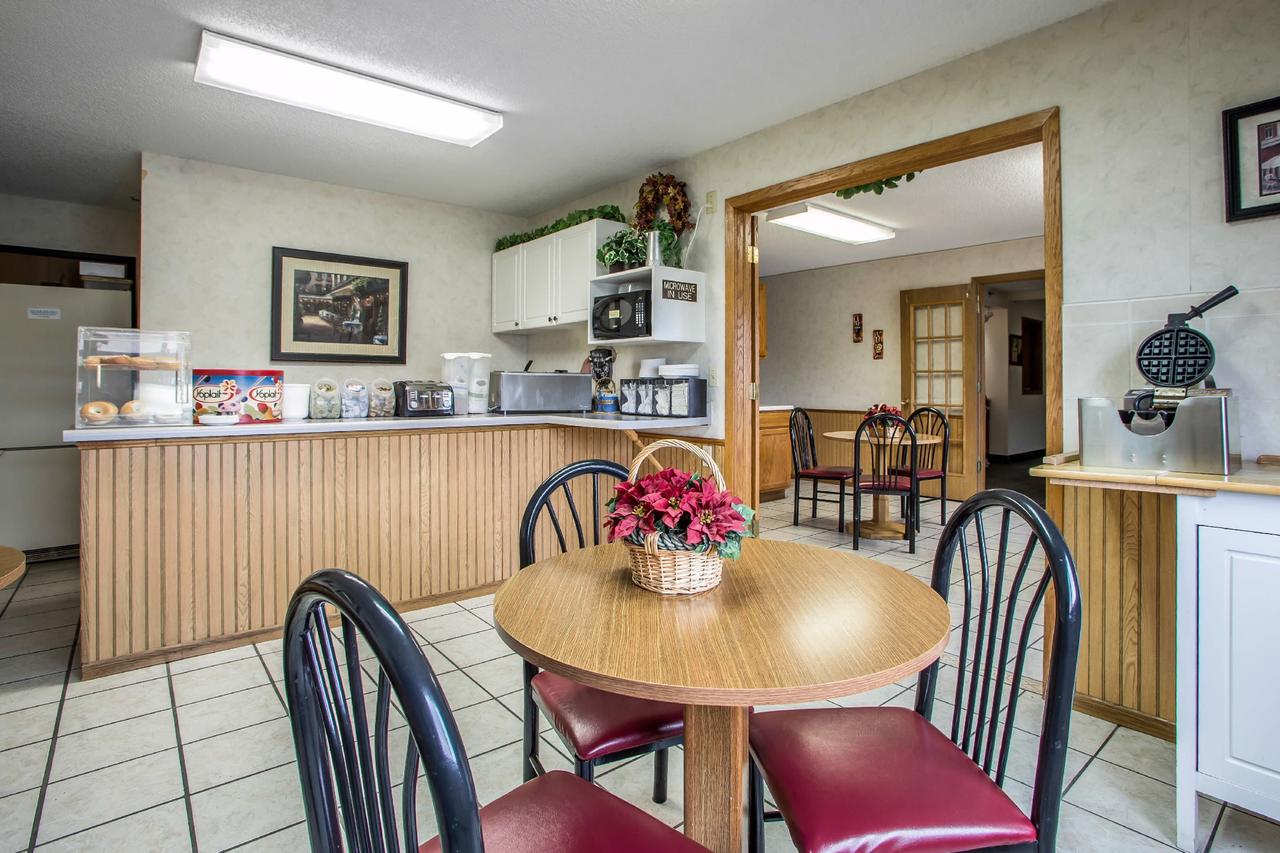 Econo Lodge Inn & Suites Dubuque - thumb 8