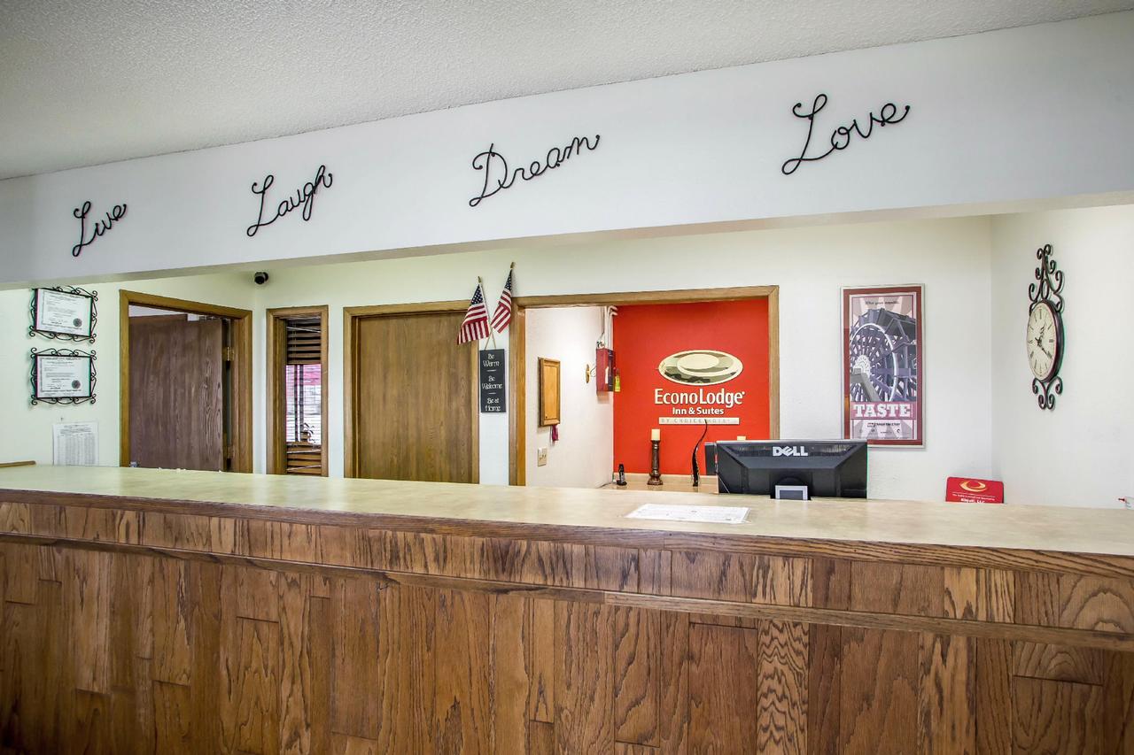 Econo Lodge Inn & Suites Dubuque - thumb 3
