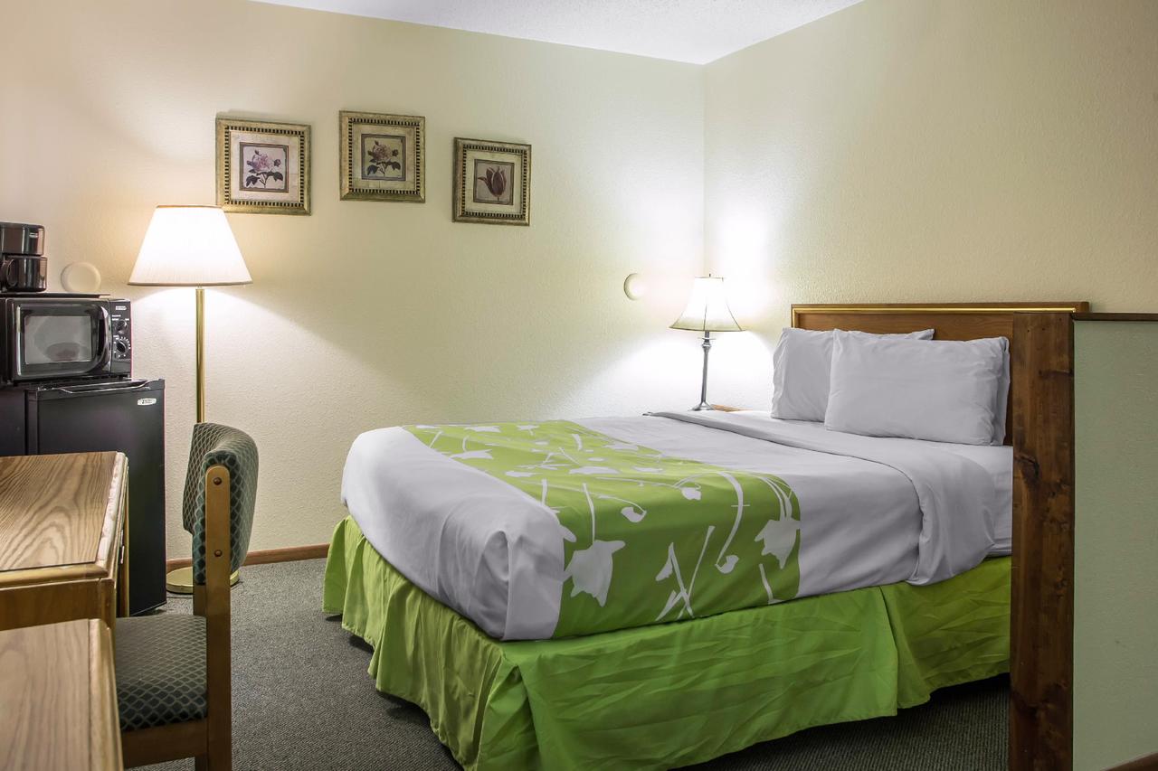 Econo Lodge Inn & Suites Dubuque - thumb 34