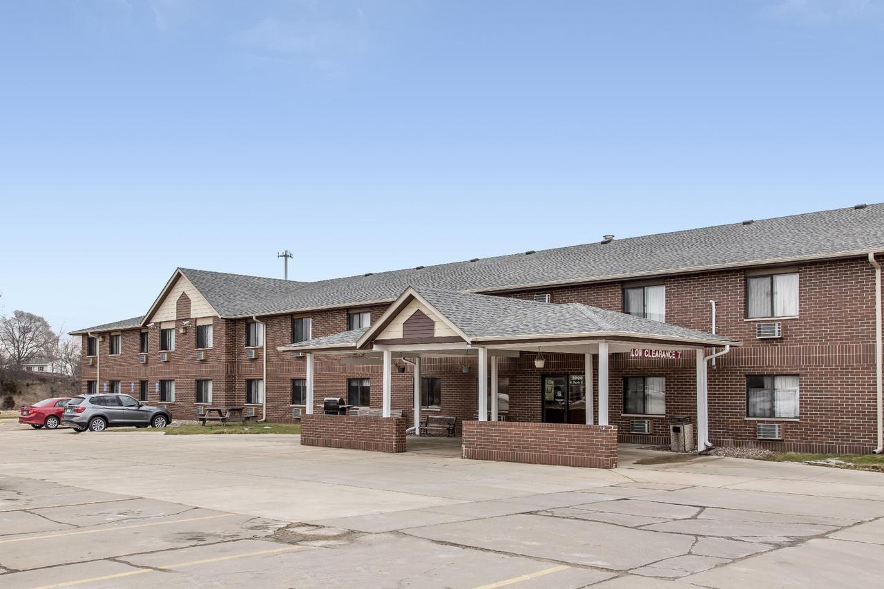 Econo Lodge Inn & Suites Dubuque - thumb 0