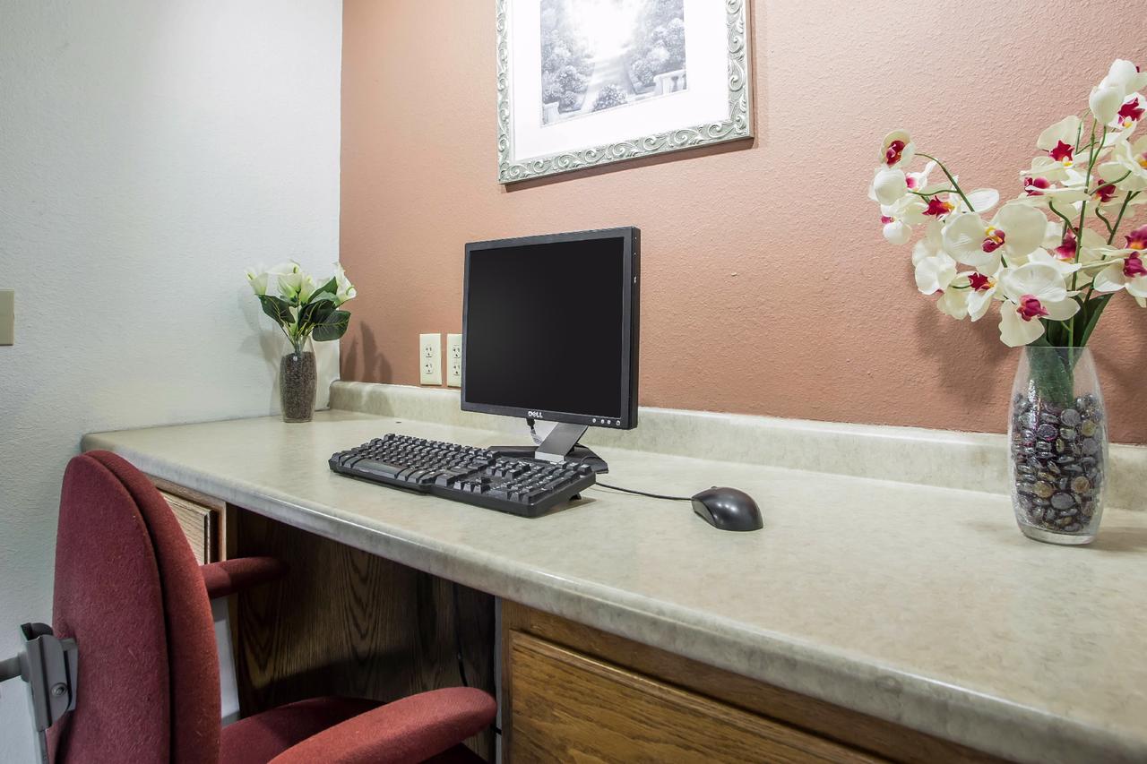 Econo Lodge Inn & Suites Dubuque - thumb 10