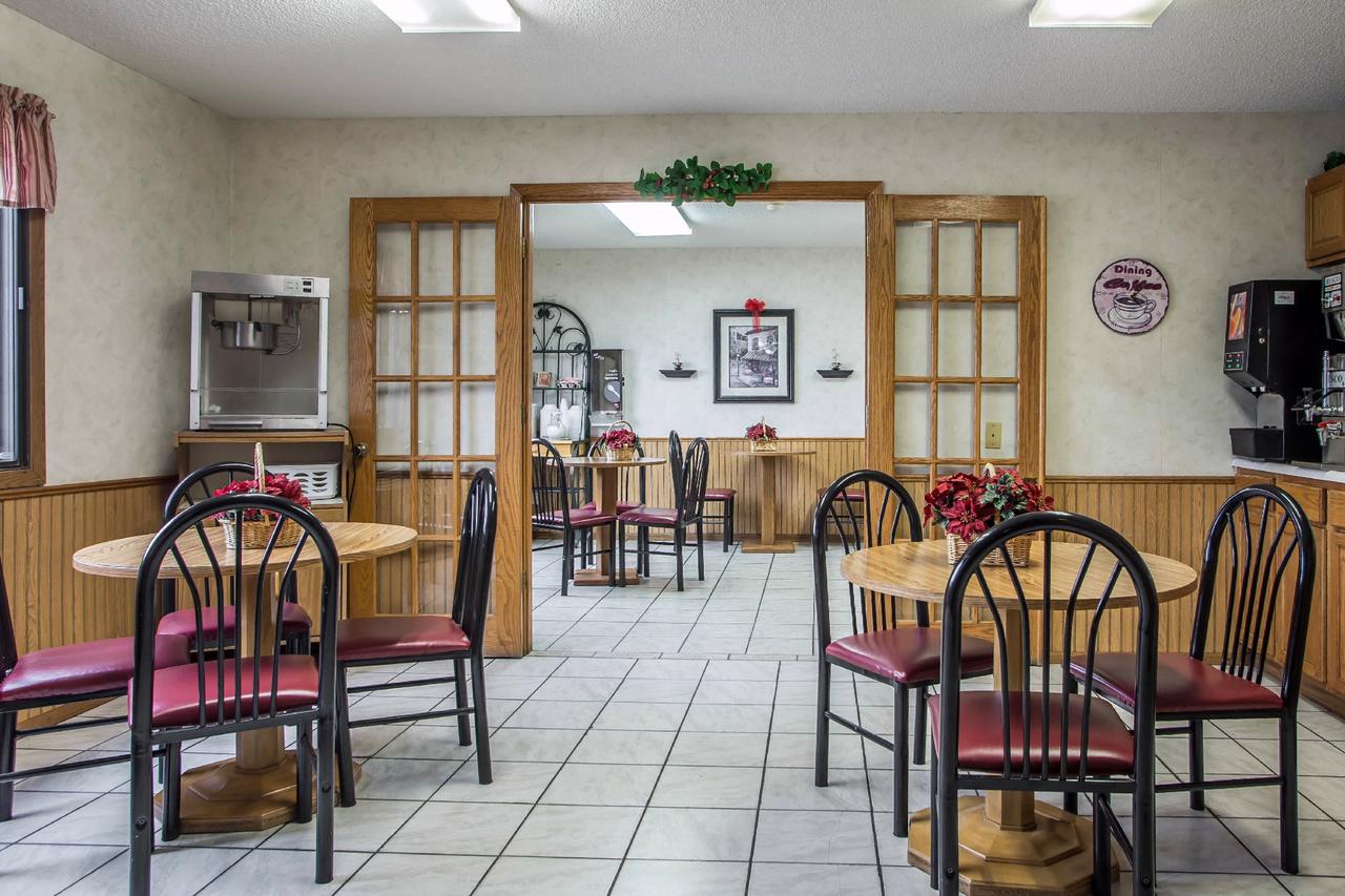 Econo Lodge Inn & Suites Dubuque - thumb 7