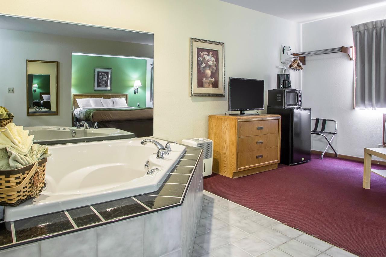 Econo Lodge Inn & Suites Dubuque - thumb 14