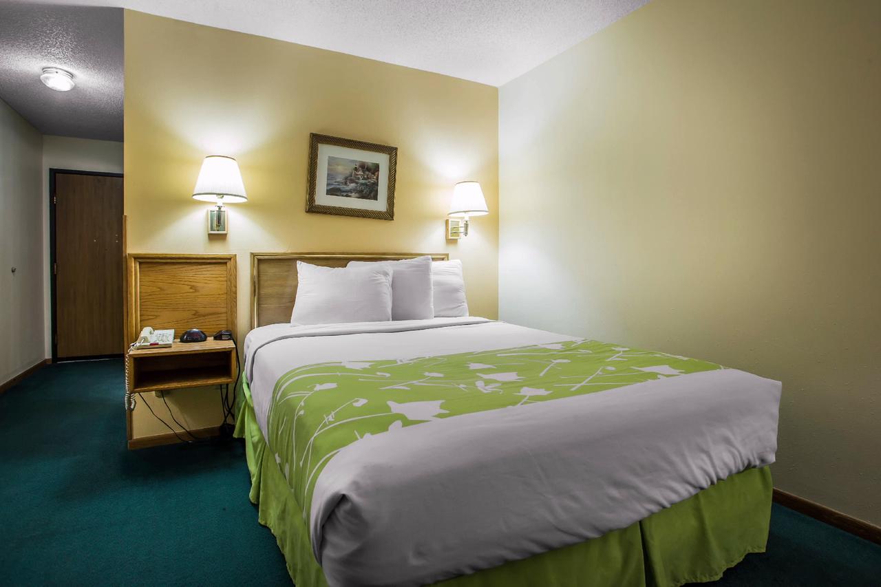 Econo Lodge Inn & Suites Dubuque - thumb 24