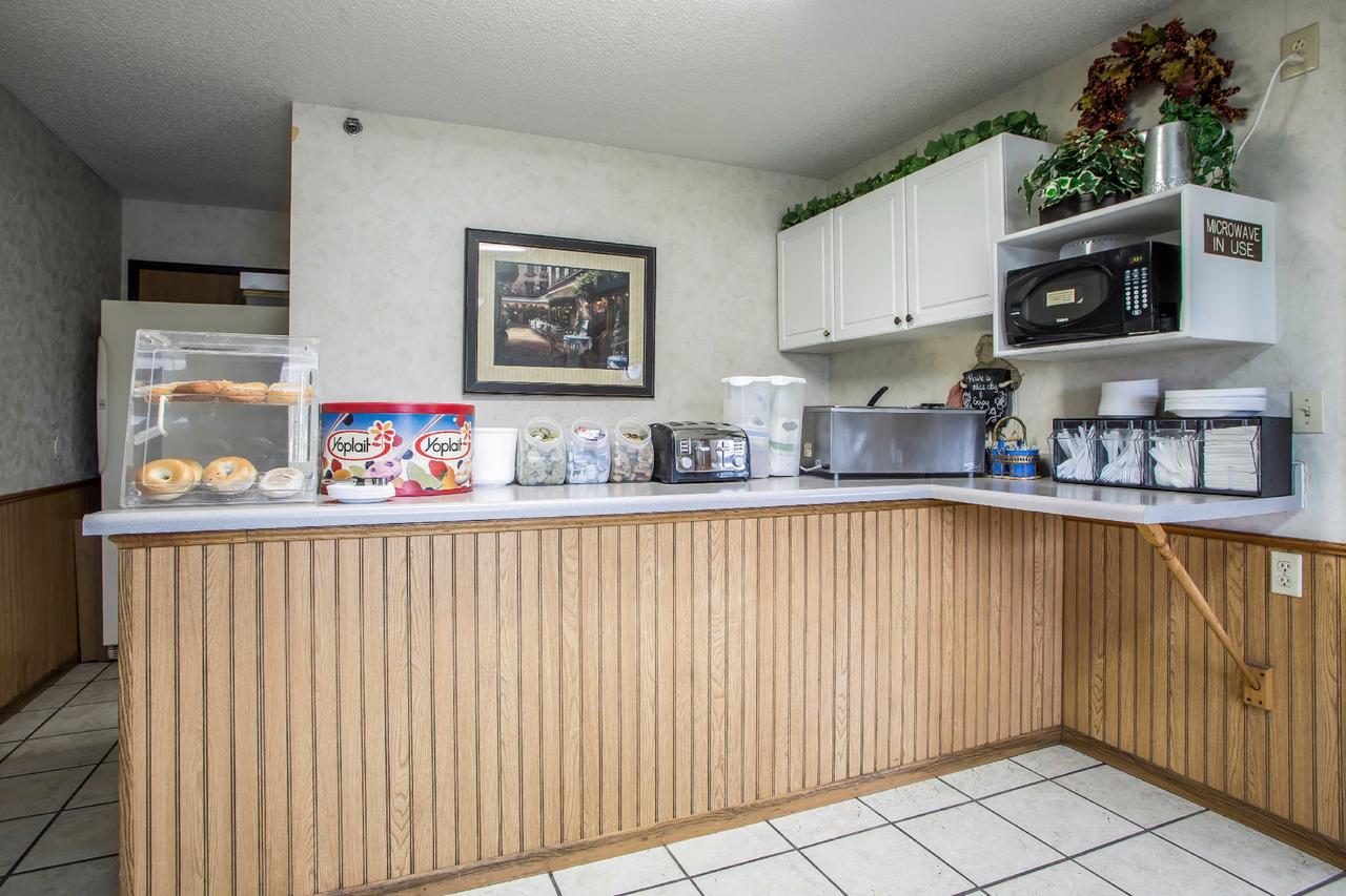 Econo Lodge Inn & Suites Dubuque - thumb 9