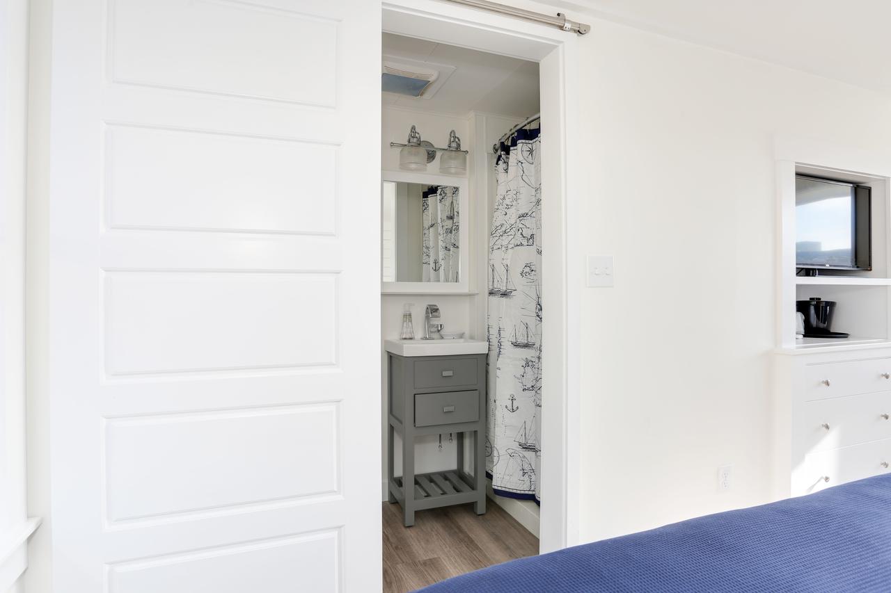 Breakwater Hotel - thumb 13