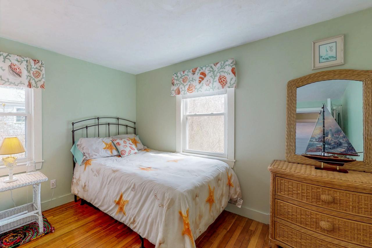 3 Bed 1 Bath Vacation Home In Hyannis - thumb 1