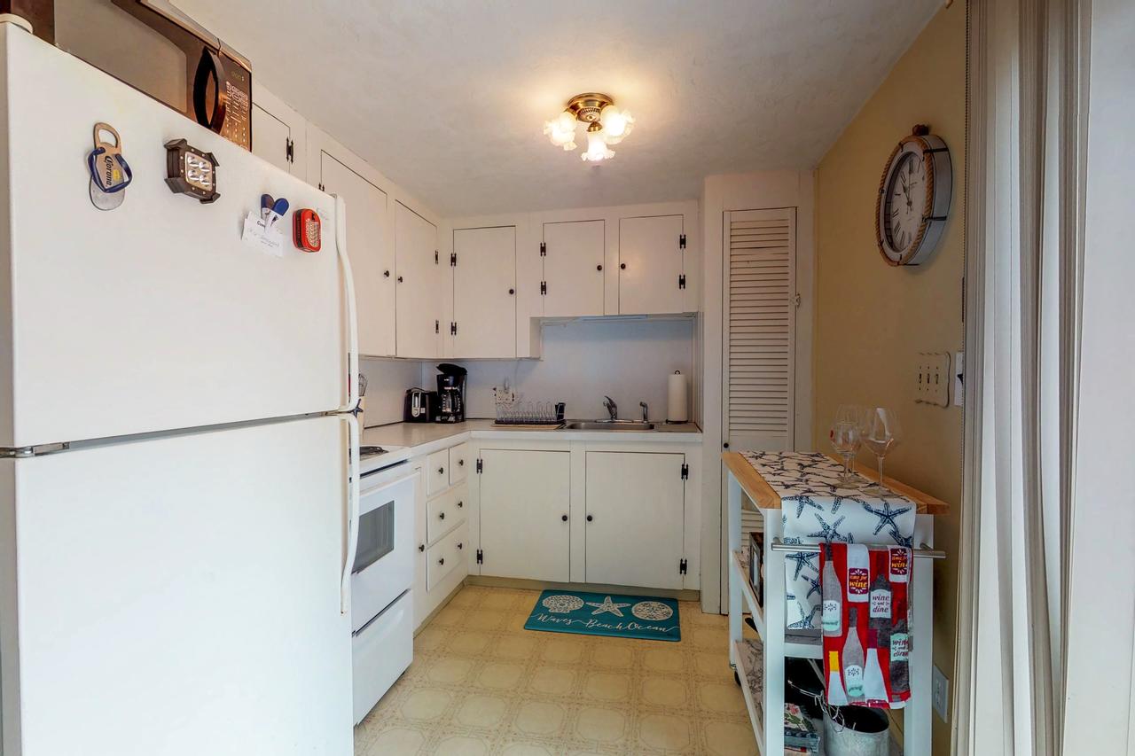 3 Bed 1 Bath Vacation Home In Hyannis - thumb 12