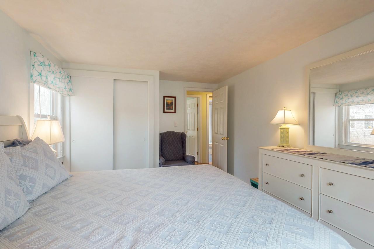 3 Bed 1 Bath Vacation Home In Hyannis - thumb 3