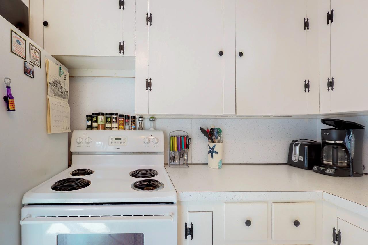 3 Bed 1 Bath Vacation Home In Hyannis - thumb 8