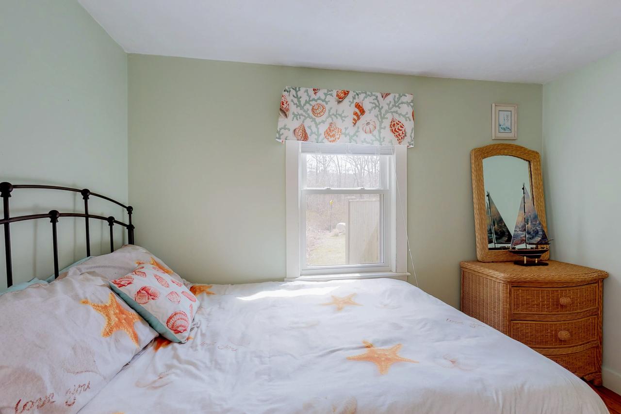 3 Bed 1 Bath Vacation Home In Hyannis - thumb 2