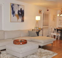 Artist 3bdrm HOUSE worldly retreat FULL KITCHEN - Hotels Find