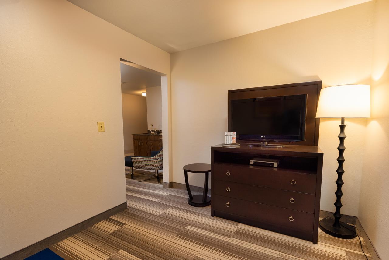 Holiday Inn Express Hotel & Suites South Haven - thumb 1